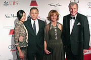 "007" Daniel Craig & Freundin Satsuki Mitchel beim Deutschen Filmball 2009, hier mit Ministerpräsident Horst Seehofer und Frau Karin (Foto: Martin Schmitz)